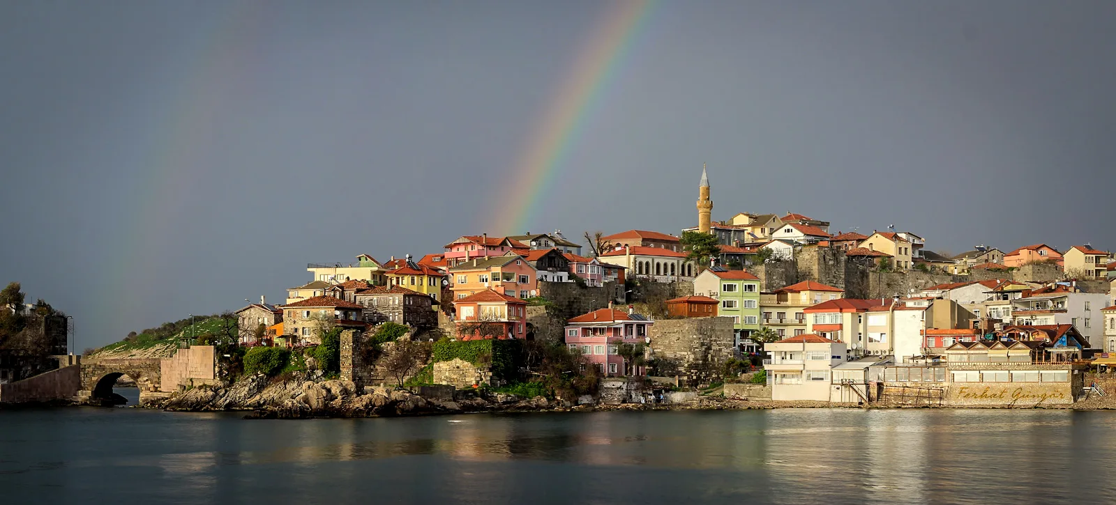 Yağmur sonrası Amasra'nın üzerine düşen gökkuşağı