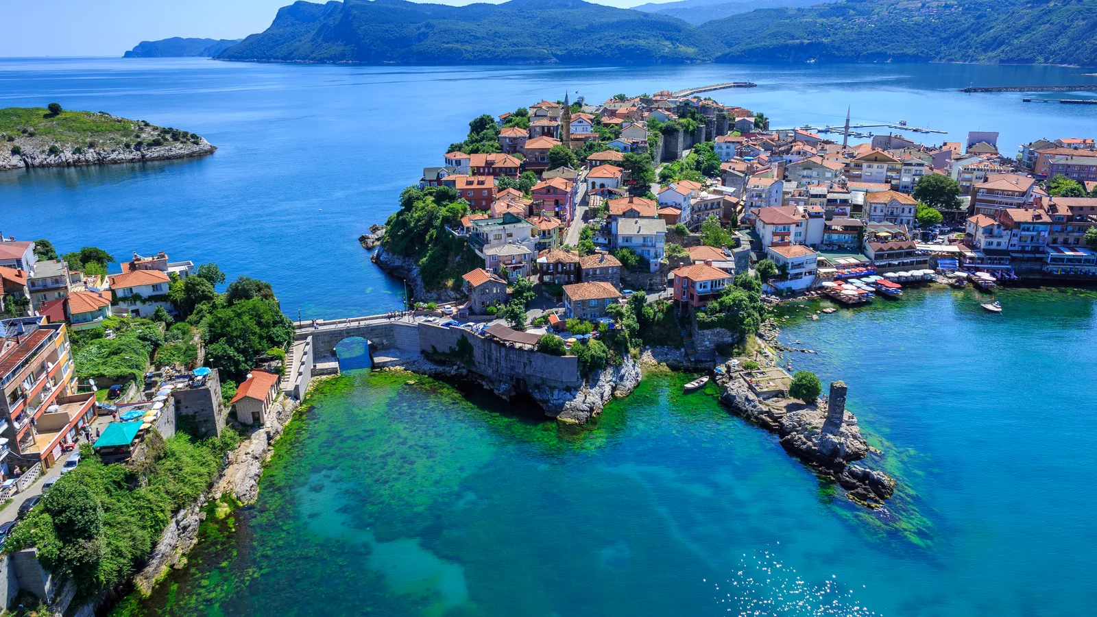 Havadan Amasra: yarımada, iki liman ve ortada Kemere Köprüsü