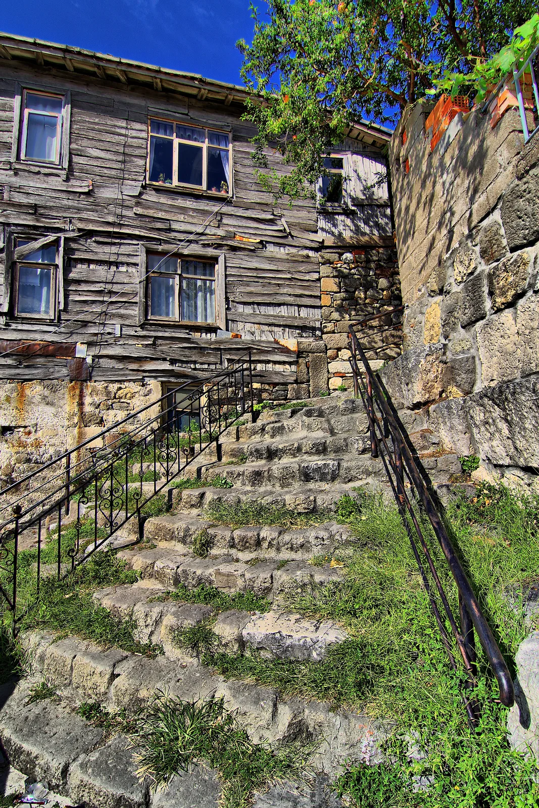 Amasra'da taş merdivenle yukarı çıkan eski ahşap ev