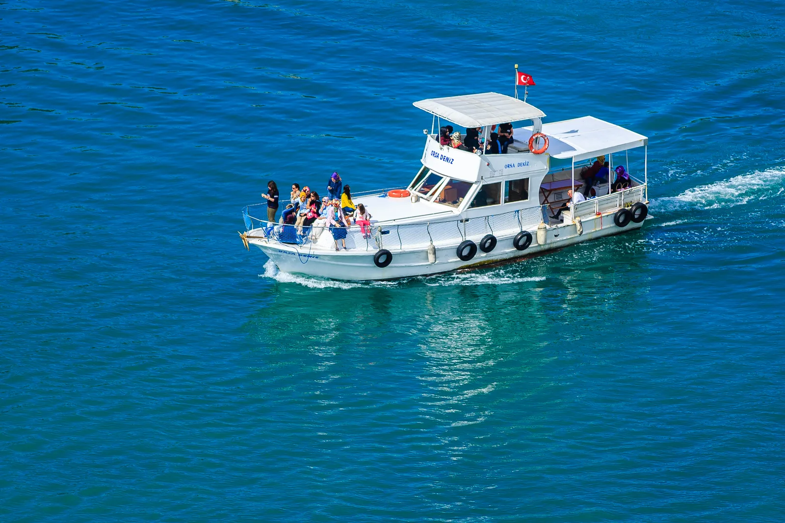 Yolcularıyla açık denize çıkan Amasra gezi teknesi
