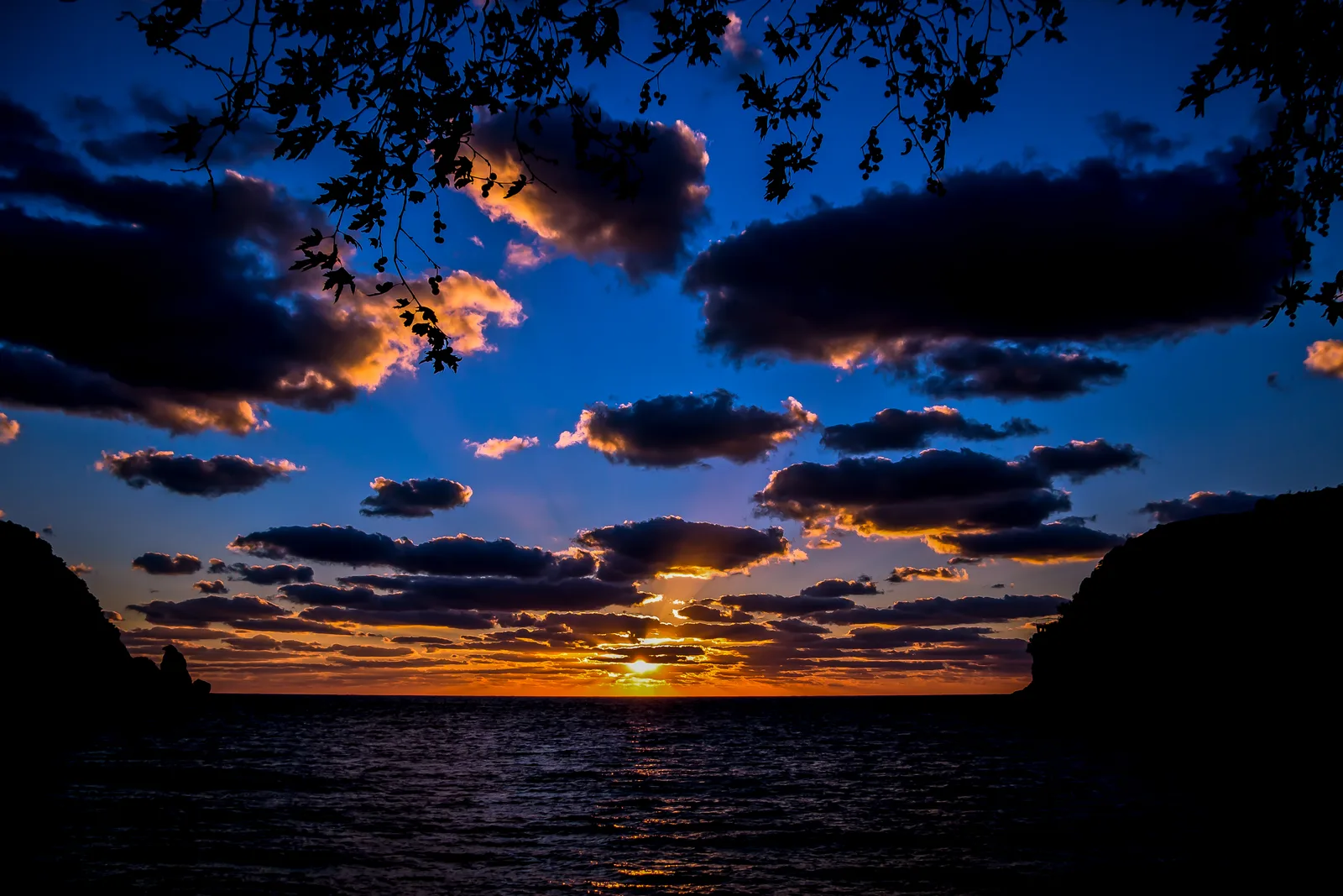Sonnenuntergangsfarben und das Schwarze Meer in Amasra